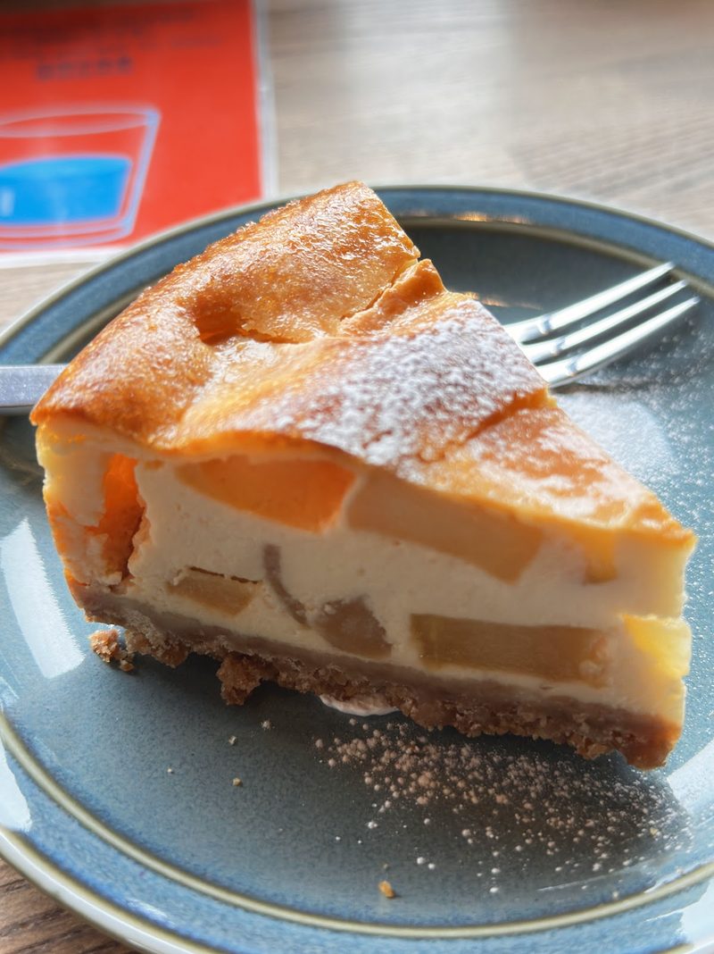 角切りのりんごが入ったベイクドチーズケーキ