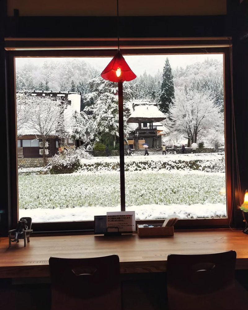 窓から見える雪化粧の集落