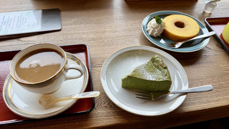 コーヒーと抹茶色のチーズケーキ、バウムクーヘン