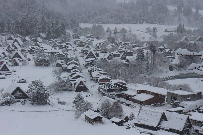 高台から見下ろした、雪に覆われた合掌造りの集落